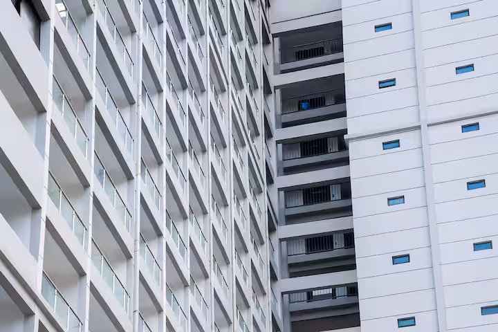 1 BR Stylish Haven with Skyline Views — photo 9 of 33