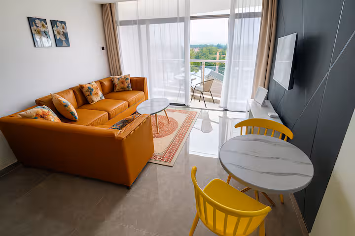 1 BR Stylish Haven with Skyline Views — photo 7 of 33