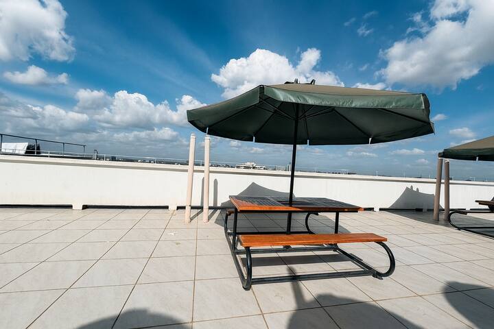 1 BR Stylish Haven with Skyline Views — photo 17 of 33