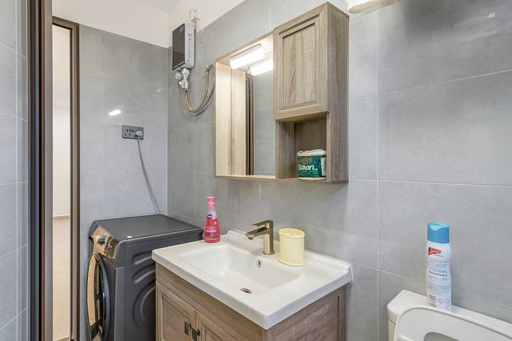 1 BR Stylish Haven with Skyline Views — photo 22 of 33