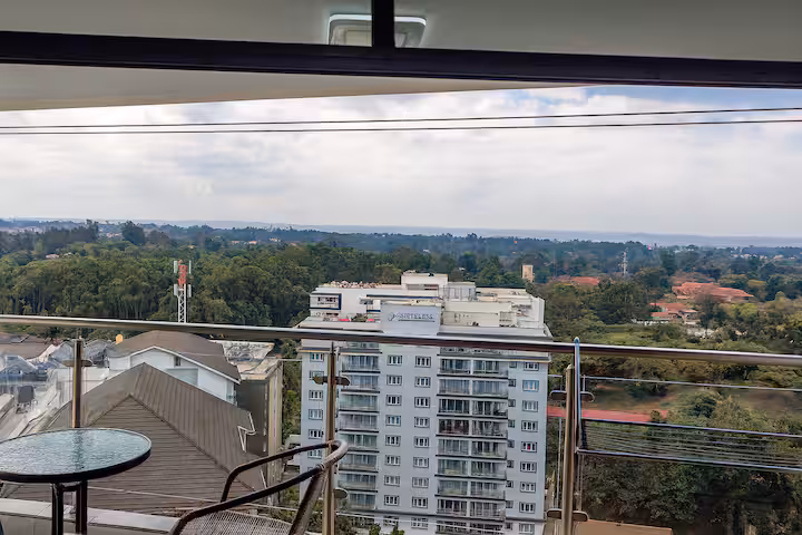 1 BR Stylish Haven with Skyline Views — photo 8 of 33