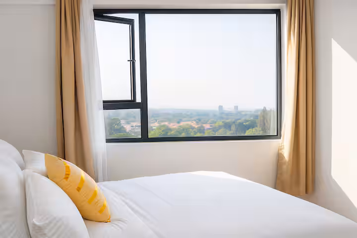 1 BR Stylish Haven with Skyline Views — photo 20 of 33