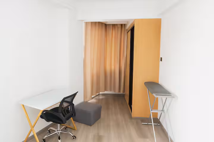 1 BR Stylish Haven with Skyline Views — photo 15 of 33