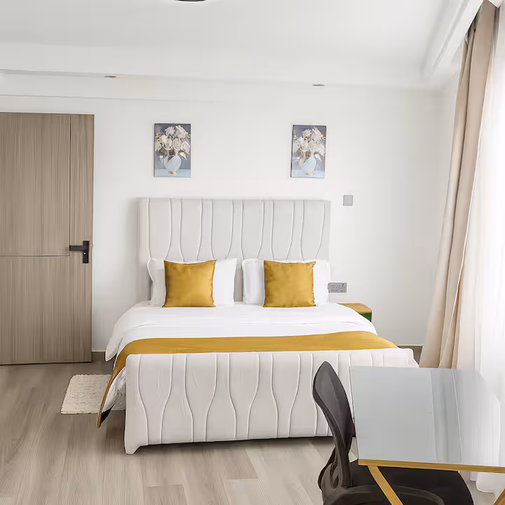 1 BR Stylish Haven with Skyline Views — photo 13 of 33