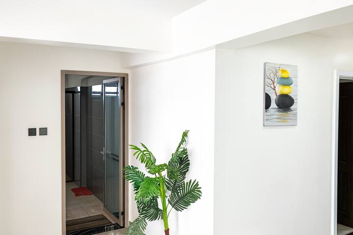 1 BR Stylish Haven with Skyline Views — photo 26 of 33